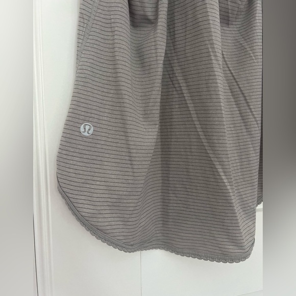 LULULEMON 105 F singlet grey muscle tank top with scallop hem - Picture 8 of 8